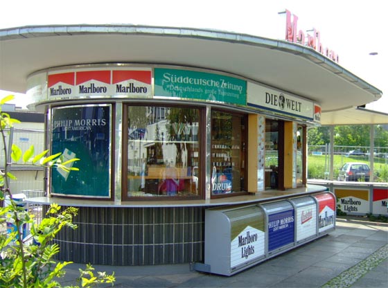 Das 1957 erbaute Bundesbüdchen ist ein unter Denkmalschutz stehender Kiosk, der vor dem Bonner Bundeshaus stand. Foto 2006 Hans Weingartz. Quelle Wikipedia cc